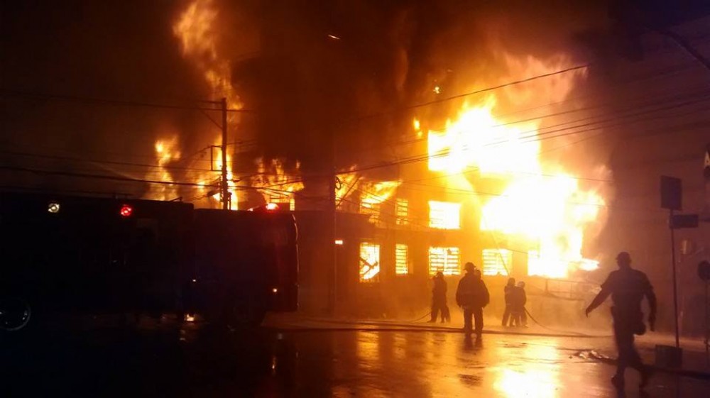 Incêndio destruiu totalmente dois prédios em Passo Fundo e foi considerado o maior já registrado na cidade