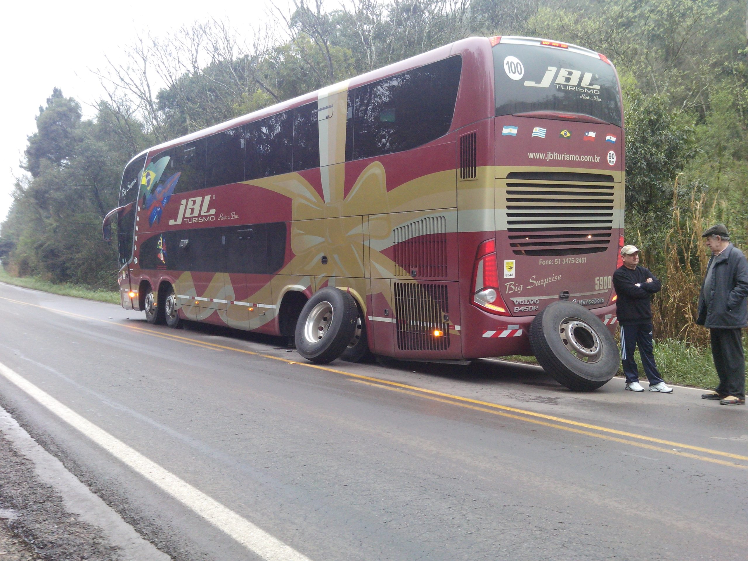 Rodado se desprende de ônibus, na ERS 324