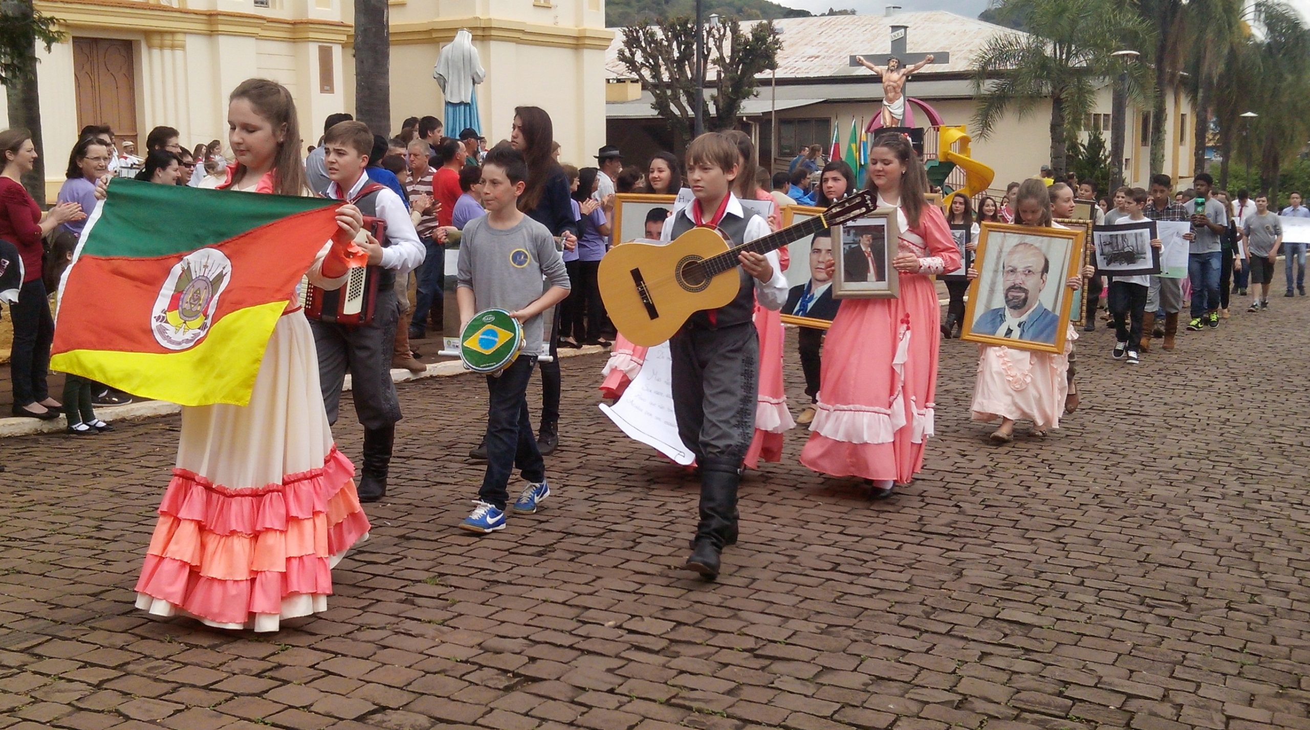 Desfile Cívico e Farroupilha contou com a participação de 17 entidades, em Vila Maria