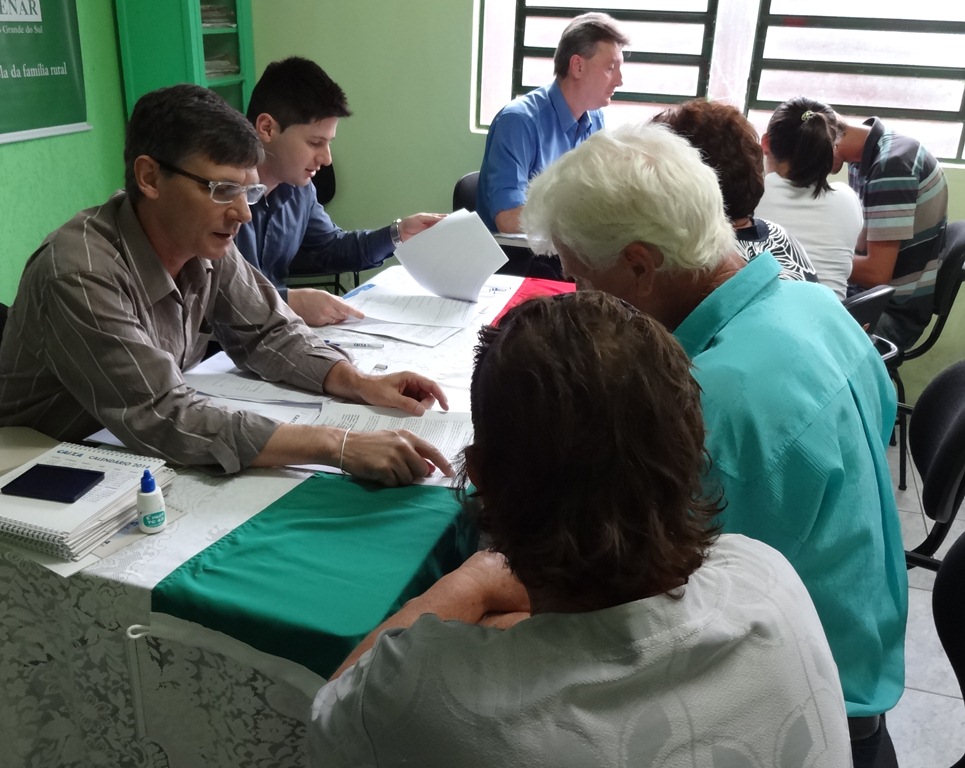 Quinze famílias assinaram contrato para construção de casas no meio rural