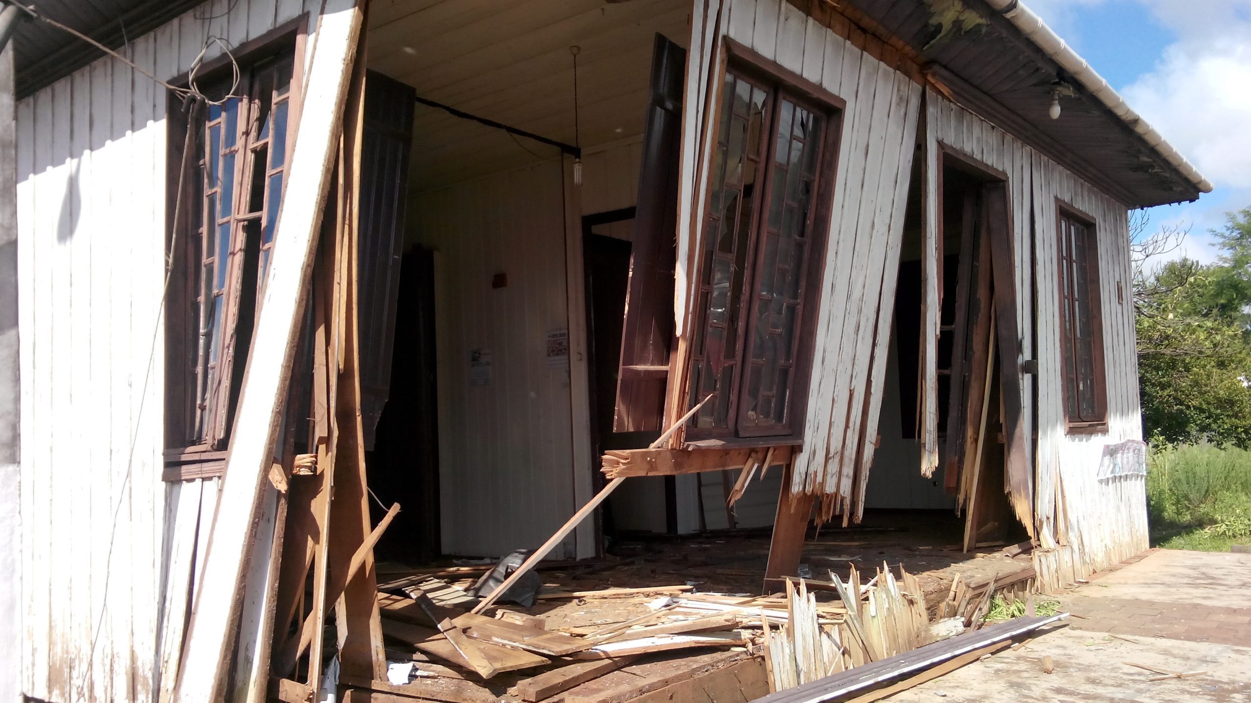 Acidente de trânsito provoca danos consideráveis em imóvel