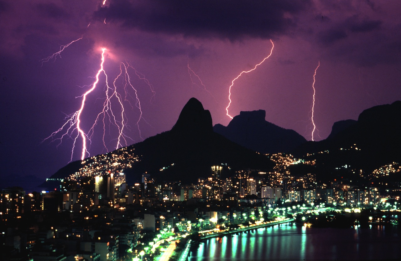 Cuidados importantes em dias de tempestades com descargas elétricas