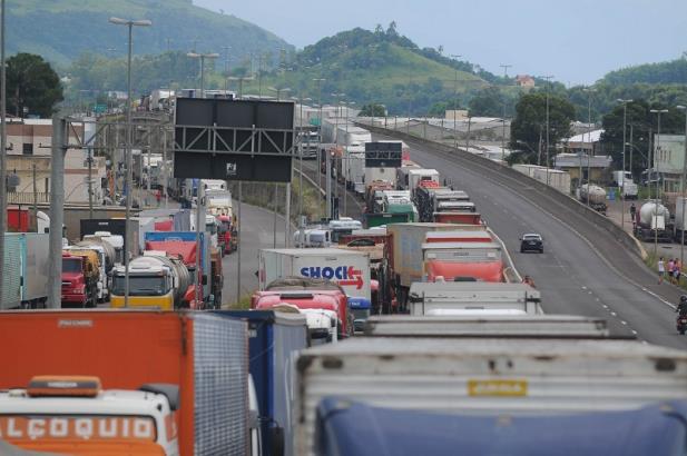 FAMURS orienta prefeituras a pouparem gasolina