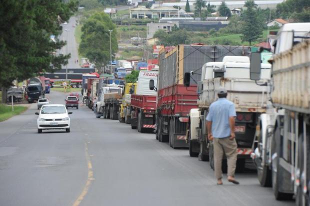 Motoristas são impedidos de bloquear rodovias, mas mobilização continua