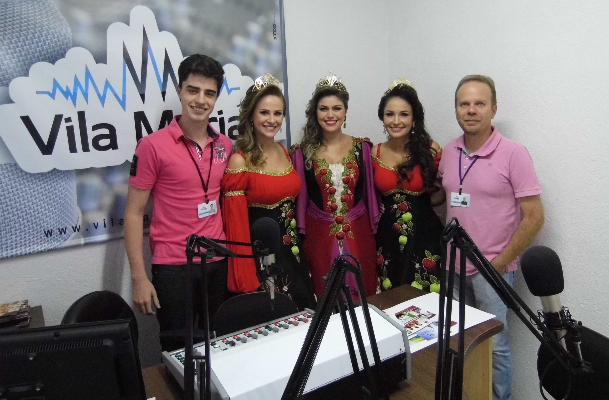 Corte da FEMAÇÃ 2015 visita rádio Vila Maria FM