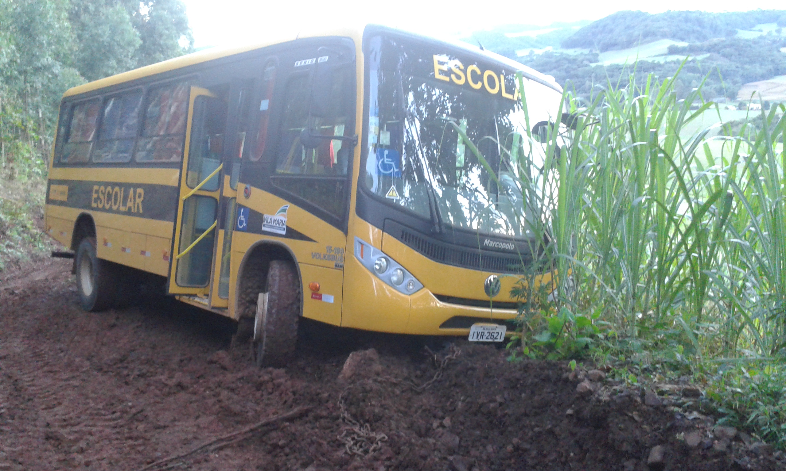 Micro do transporte escolar derrapa no interior