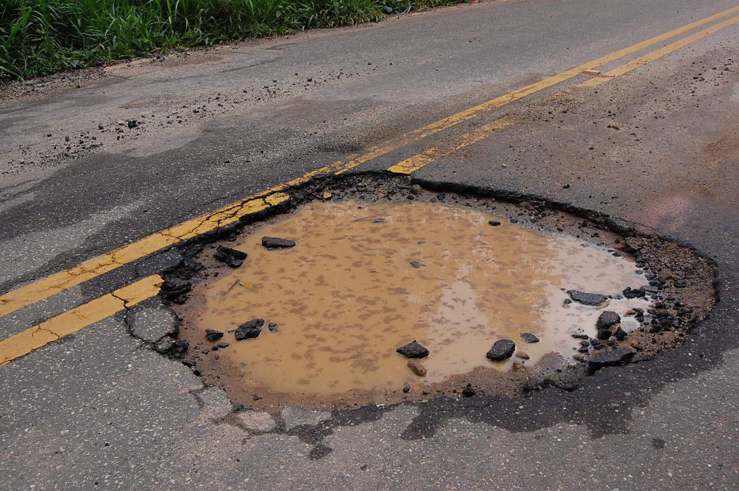 Daer começa operação tapa buracos pela ERS 324