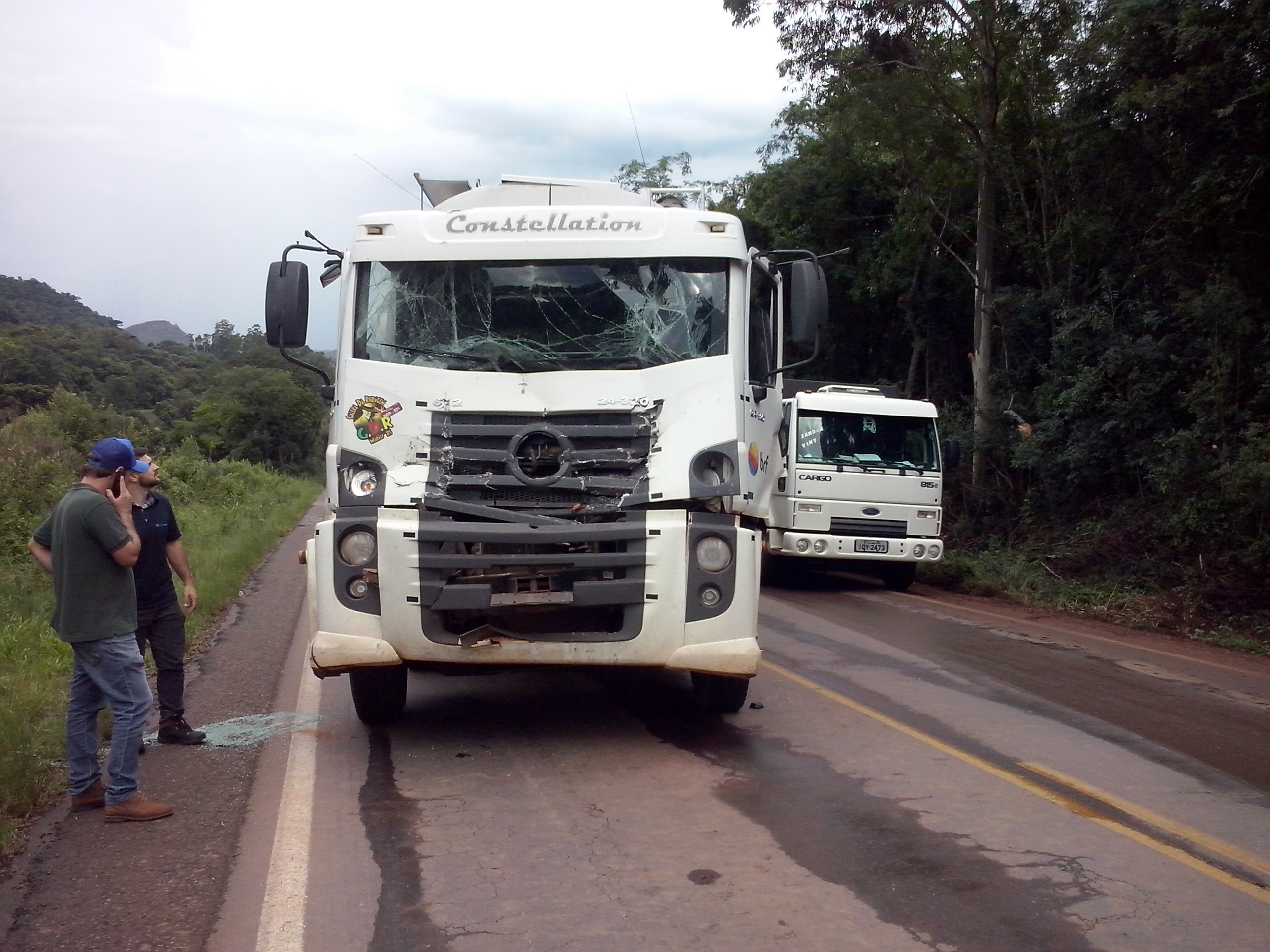 Acidente envolve três caminhões na ERS 324 em Vila Maria