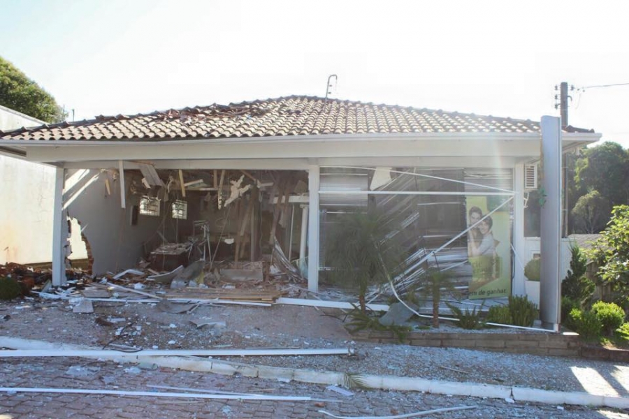 POLÍCIA: Criminosos destroem Sicredi de Itapuca