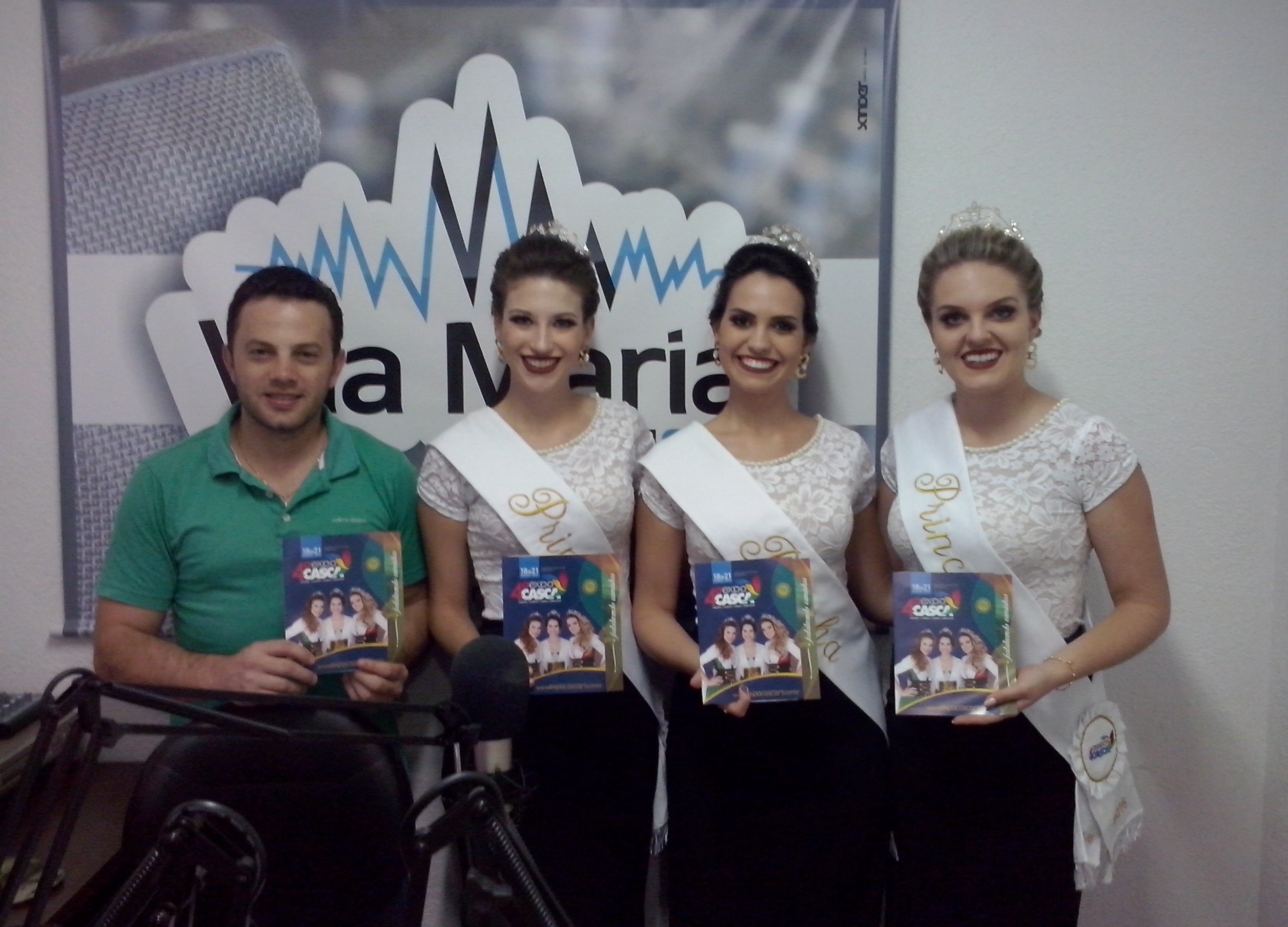 Soberanas da 4ª Expo Casca visitam a rádio Vila Maria FM