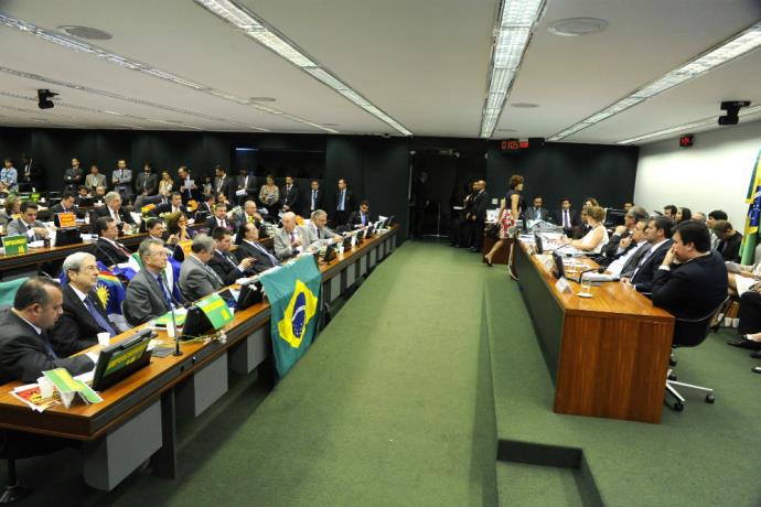POLÍTICA: Parlamentares aprovam relatório da comissão especial do impeachment