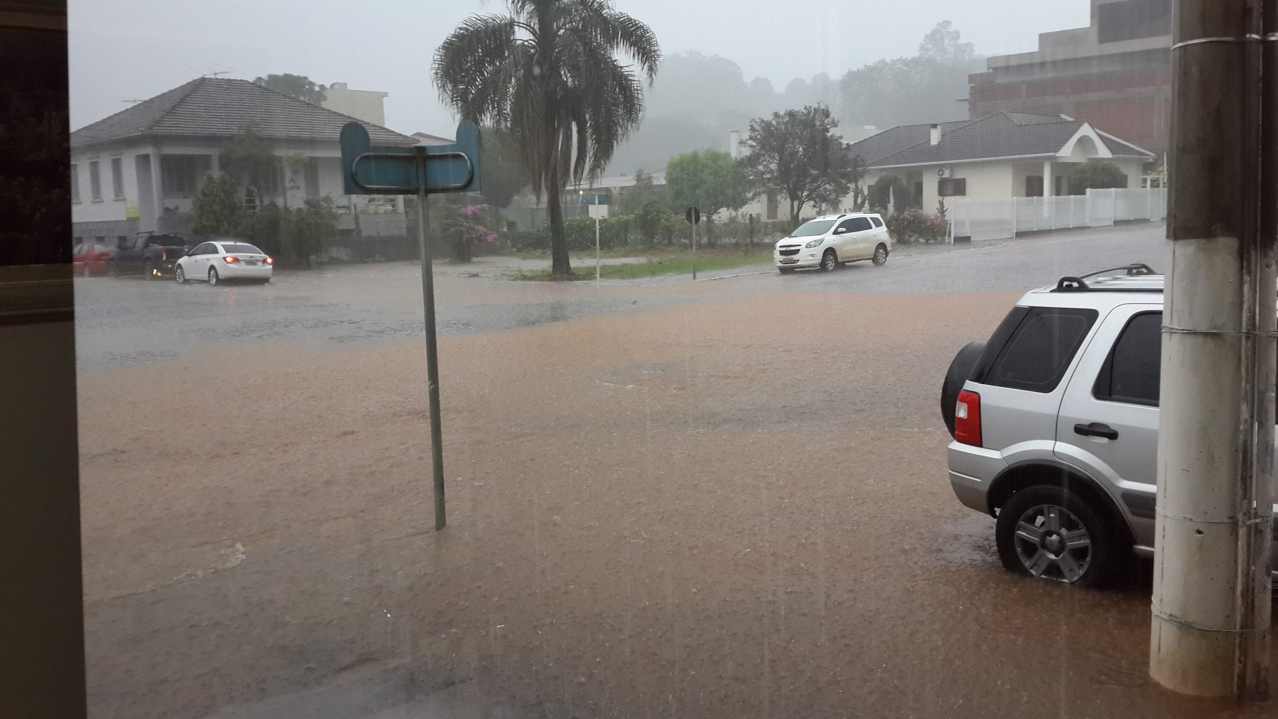 TEMPO: Chuva causa transtornos e alagamentos em Vila Maria