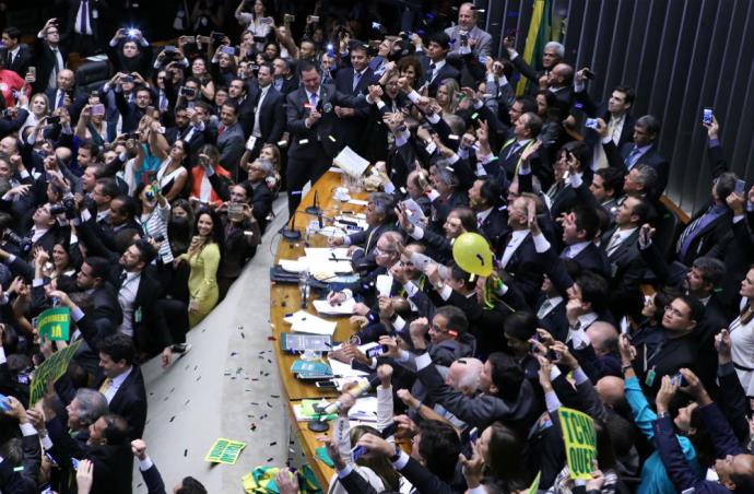 POLÍTICA: Câmara aprova o impeachment de Dilma