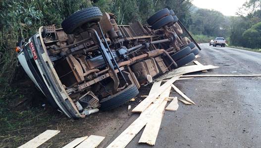 TRÂNSITO: Caminhão carregado com madeiras tomba na ERS 324 em Vila Maria
