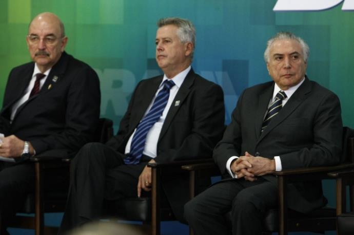 POLÍTICA: Temer anuncia reajuste de 12,5% no Bolsa Família e libera R$ 700 milhões para educação