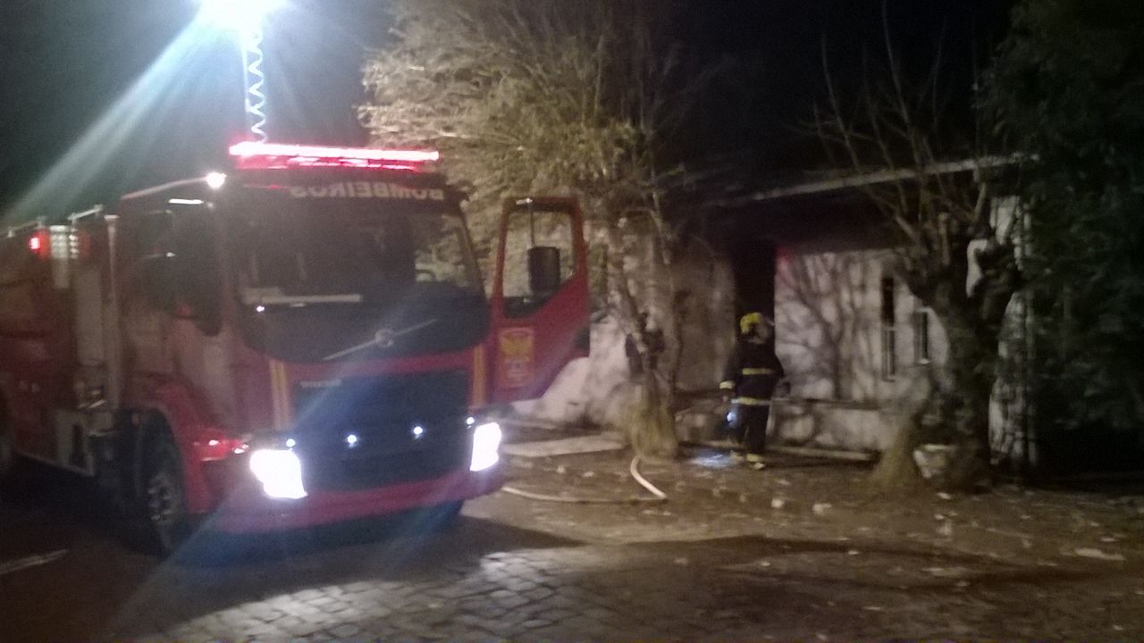 Residência é destruída pelo fogo em Vila Maria