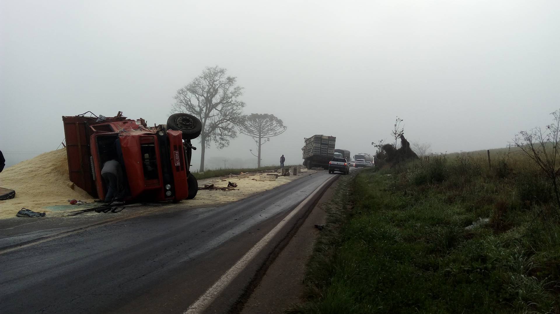 TRÂNSITO:  Acidente entre dois caminhões resulta em morte na 324