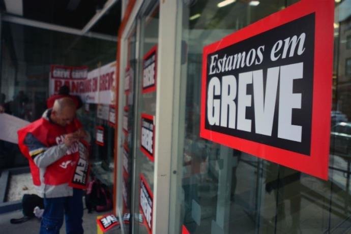 GERAL: Bancários rejeitam proposta e mantêm greve