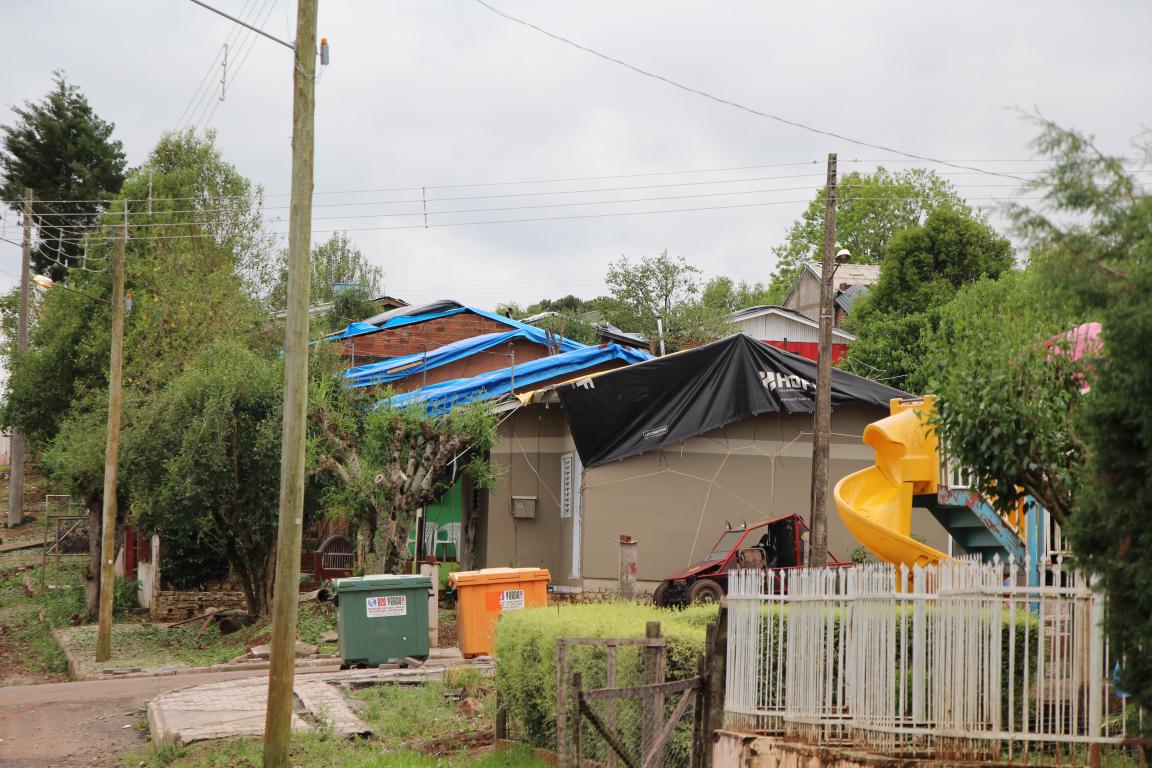Defesa Civil de Vila Maria trabalha na recuperação de atingidos por granizo