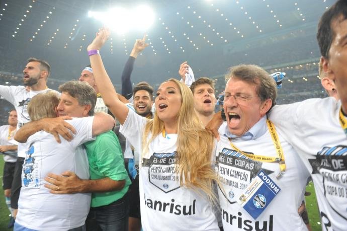 Grêmio é multado por nova invasão de Carol Portaluppi e sinalizadores na final da Copa do Brasil