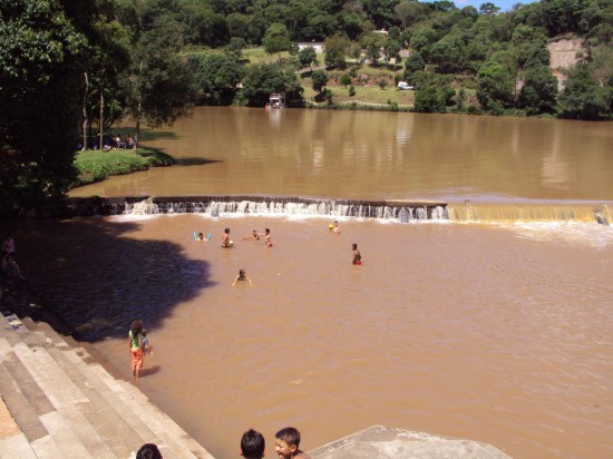 Jovem entra em rio e desaparece