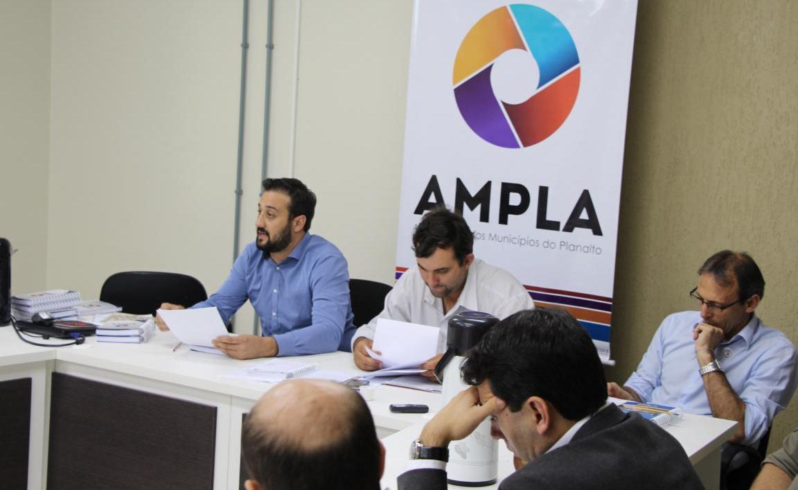 Prefeito Maico Serafini Betto participa de reunião da AMPLA