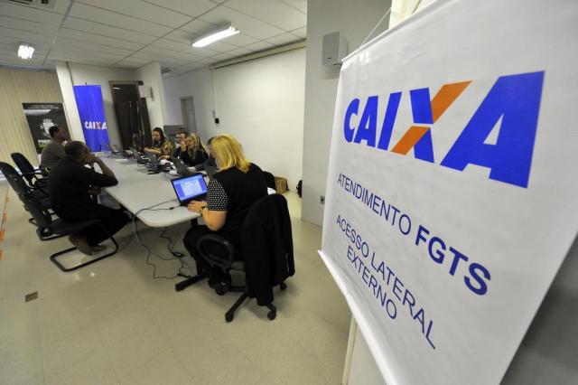 Calendário para saques de contas inativas do FGTS divulgado nas redes sociais é falso, alerta Caixa
