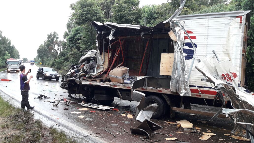 Condutor morre após colisão entre caminhões na ERS 324