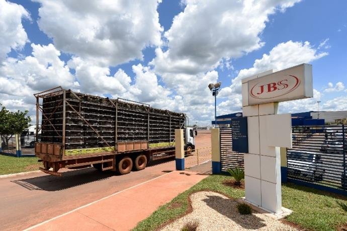 RURAL: JBS suspende produção de carne bovina em 33 das 36 unidades que tem no Brasil
