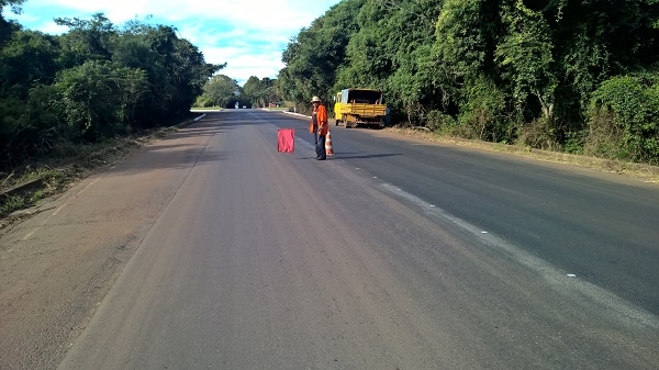 Segue trabalho de limpeza dos dispositivos de drenagem e roçada da vegetação às margens da ERS 324