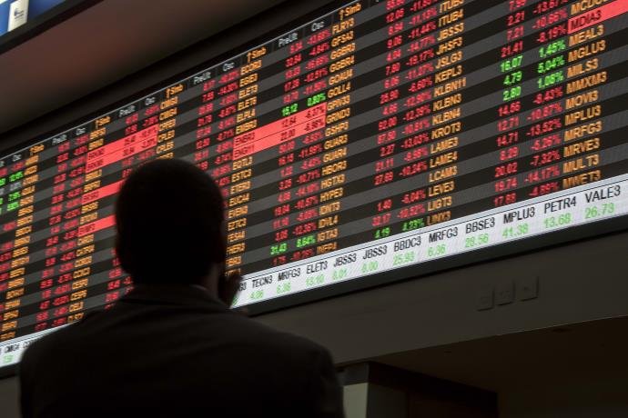 ECONOMIA: Bolsa se recupera e sobe 1,69%; dólar cai para R$ 3,25