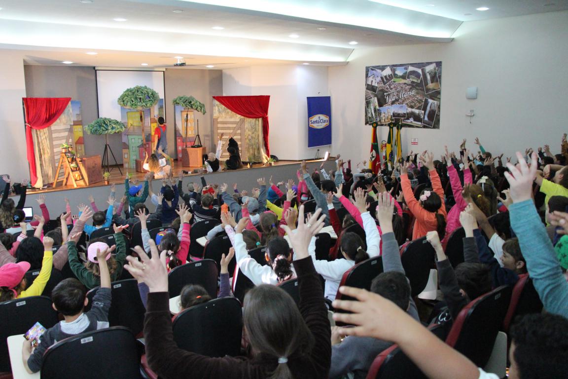 CULTURA: Santa Clara e SMEC apresentaram peça teatral para alunos da rede municipal de Vila Maria