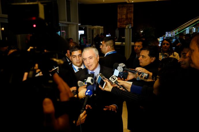 POLÍTICA: Temer diz na Argentina que a população entenderá aumento do PIS/Cofins