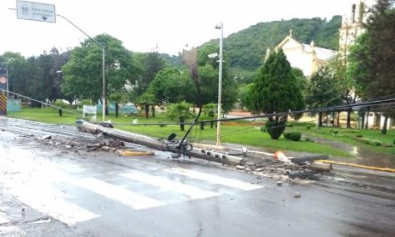 TRANSITO: Motorista causa acidente na Avenida Farroupilha em Vila Maria e foge do local