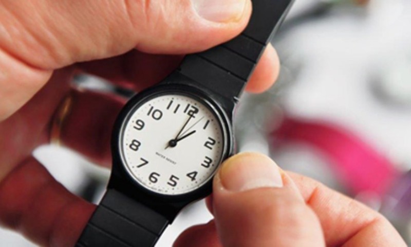 ECONOMIA: Relógios devem ser atrasados em 1 hora à meia-noite
