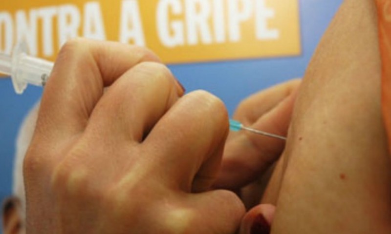 Vacinação contra a gripe é adiada; fornecedor das doses diz que não há contrato com Ministério da Saúde