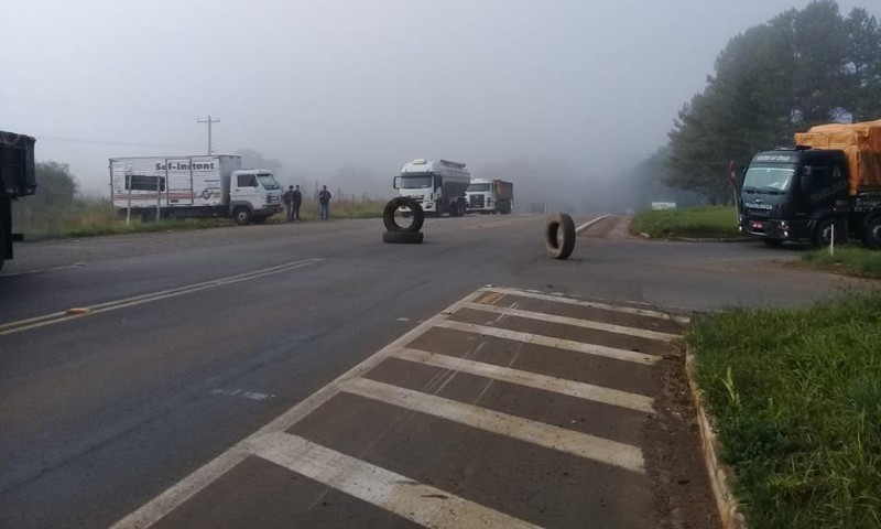 Mobilizações acontecem na ERS 324. Caminhoneiros protestam contra o aumento do preço do diesel
