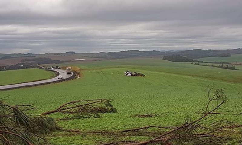 Tornados espalham destruição