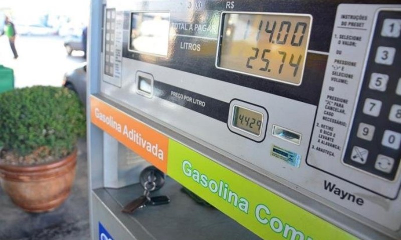 Preço médio da gasolina nas refinarias cai 1,35% nesta quarta-feira