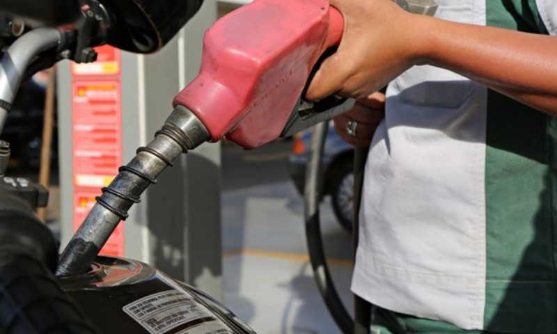 Petrobras anuncia alta de 1,68% na gasolina nas refinarias e valor chega a novo recorde