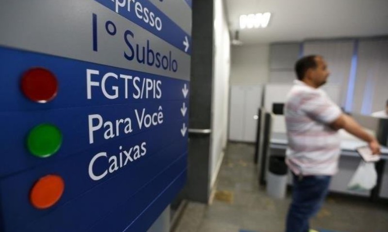 Trabalhadores nascidos em outubro podem sacar o PIS a partir desta quinta-feira (18)