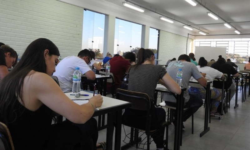 FABE MARAU realiza prova do vestibular de verão