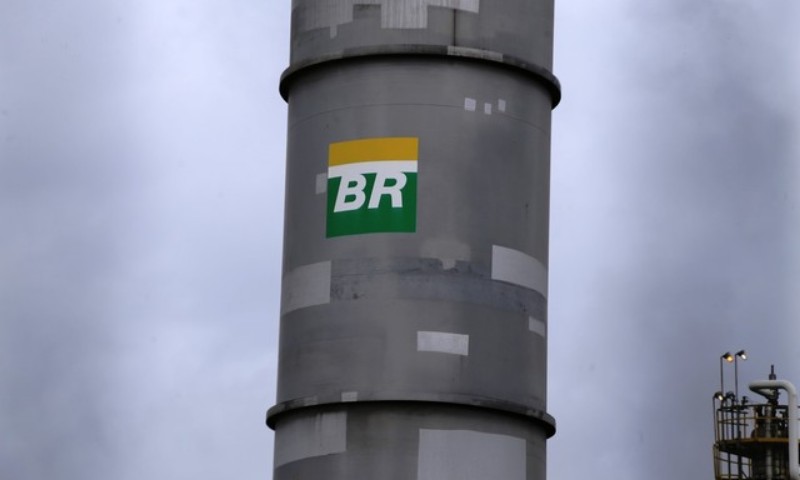 Petrobras anuncia nova redução no preço da gasolina; queda no mês chega a 19%
