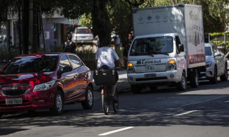 Pedestres e ciclistas que desrespeitarem leis de trânsito poderão ser multados