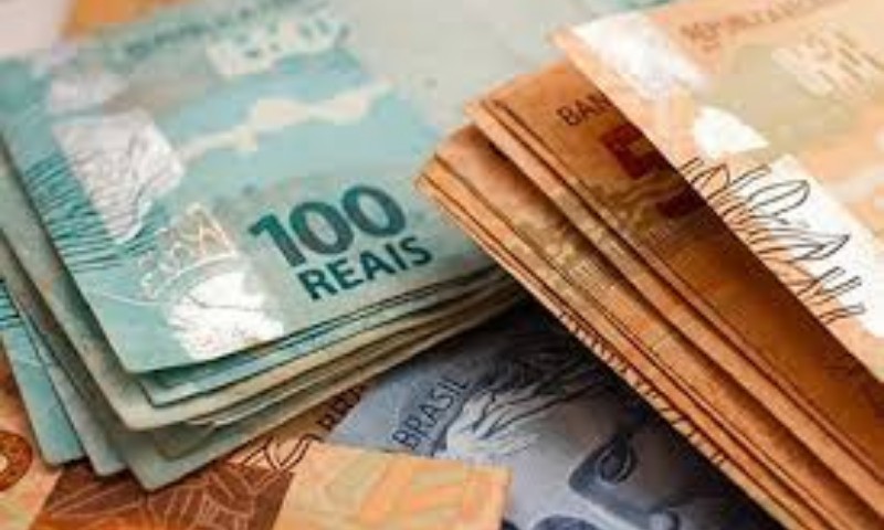 Bolsonaro assina decreto que define salário mínimo de R$ 998 em 2019