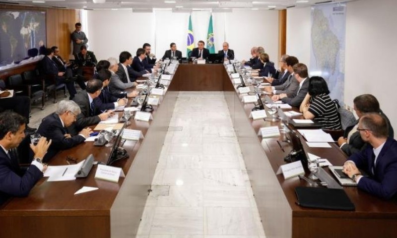 POLÍTICA: Governo estuda privatizar ou liquidar 100 estatais, diz ministro