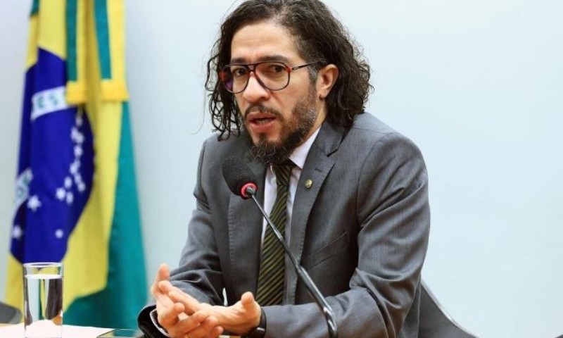POLÍTICA: Com medo de ameaças, Jean Wyllys desiste de mandato e deixa o Brasil