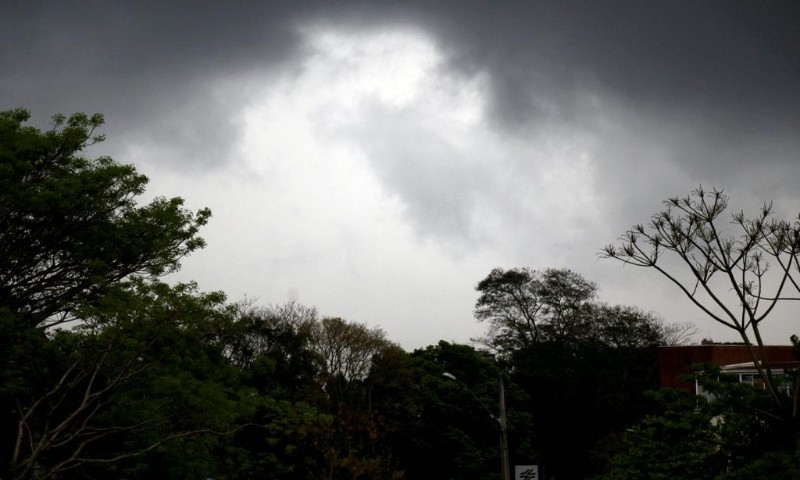 Previsão do tempo no RS: Estado tem alerta de temporal e vento de até 100 km/h