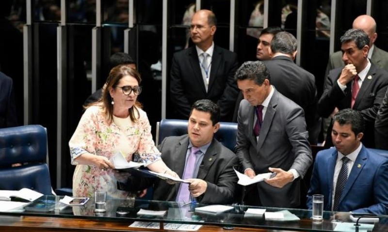 POLÍTICA: Sessão para votar presidência do Senado é adiada para sábado