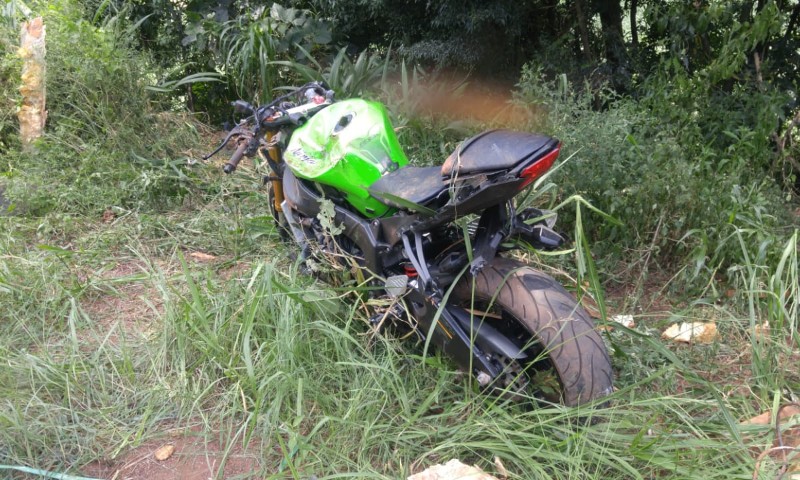 Motociclista morre após sair da pista e bater em árvore na ERS 324, em Casca